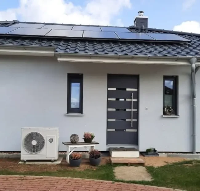Prizemna montažna kuća od 160 m² u Banja Luci s modernom fasadom i velikim prozorima