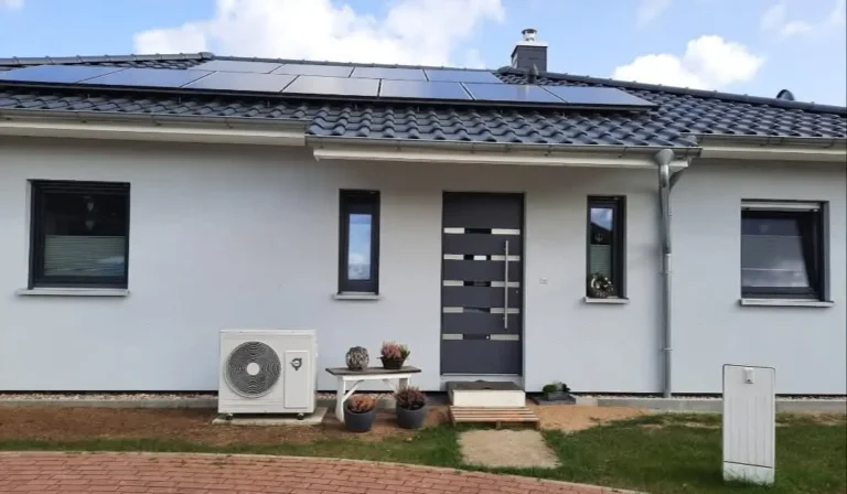 Prizemna montažna kuća od 160 m² u Banja Luci s modernom fasadom i velikim prozorima