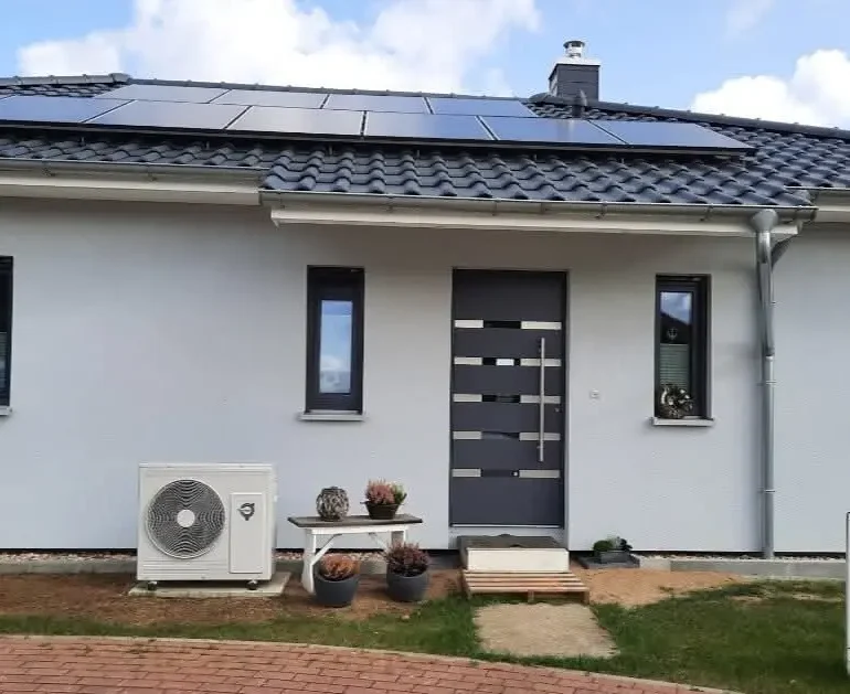 Prizemna montažna kuća od 160 m² u Banja Luci s modernom fasadom i velikim prozorima
