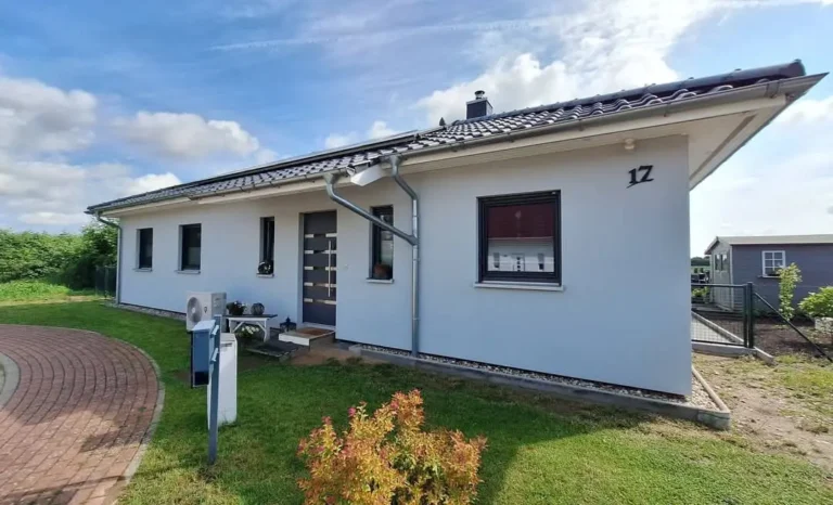 Prizemna montažna kuća od 160 m² u Banja Luci s modernim izgledom i uređenim dvoristem