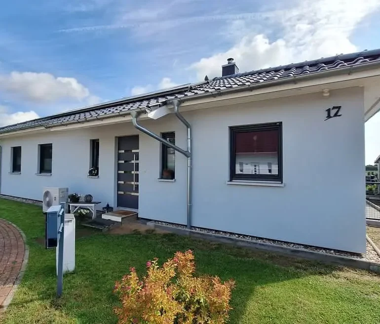 Prizemna montažna kuća od 160 m² u Banja Luci s modernim izgledom i uređenim dvoristem