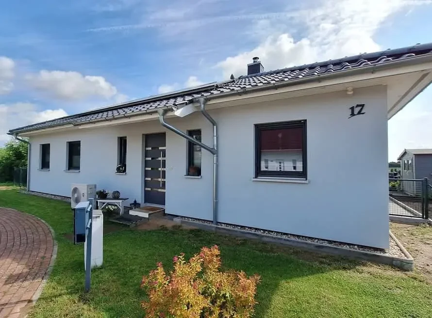 Prizemna montažna kuća od 160 m² u Banja Luci s modernim izgledom i uređenim dvoristem