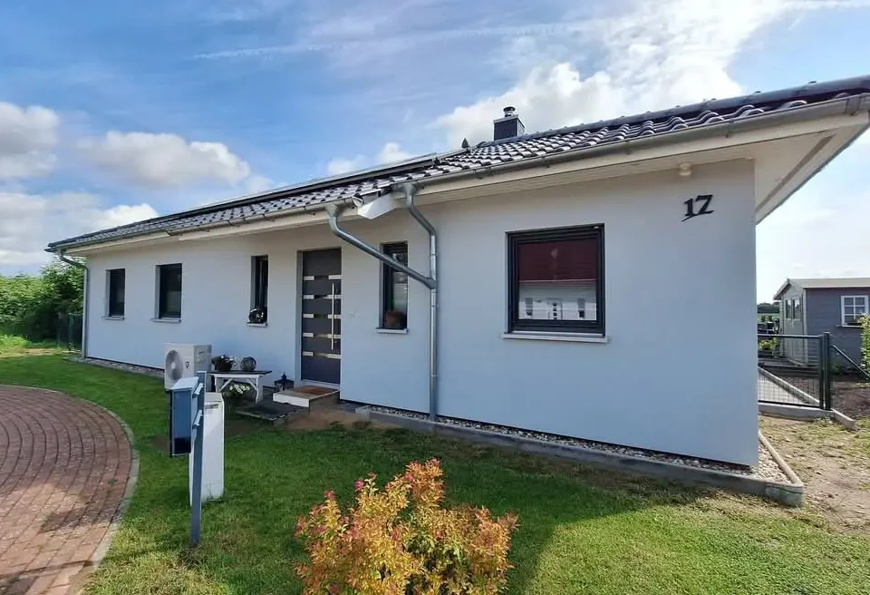 Prizemna montažna kuća od 160 m² u Banja Luci s modernim izgledom i uređenim dvoristem