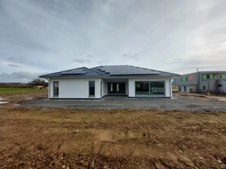 Moderna prizemna kuća sa velikim dvorištem i terasom