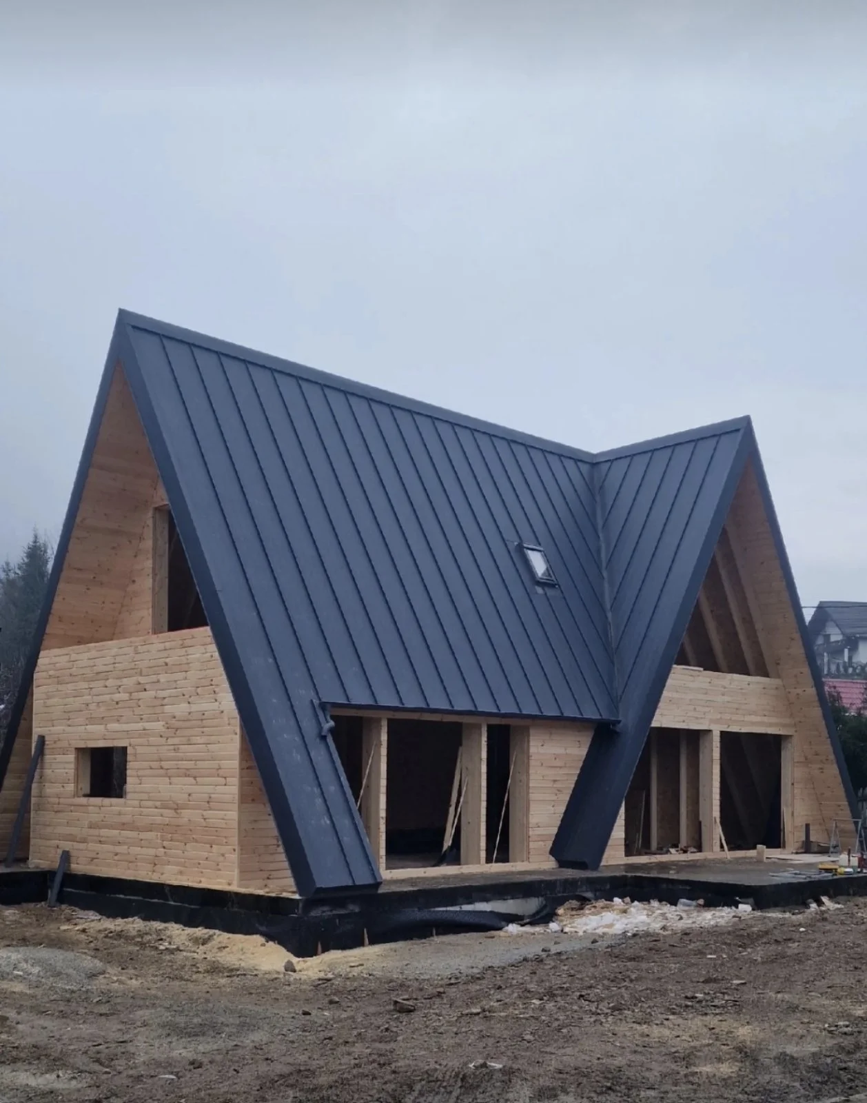 Planinska vikendica sa pogledom na jezero i zalazak sunca