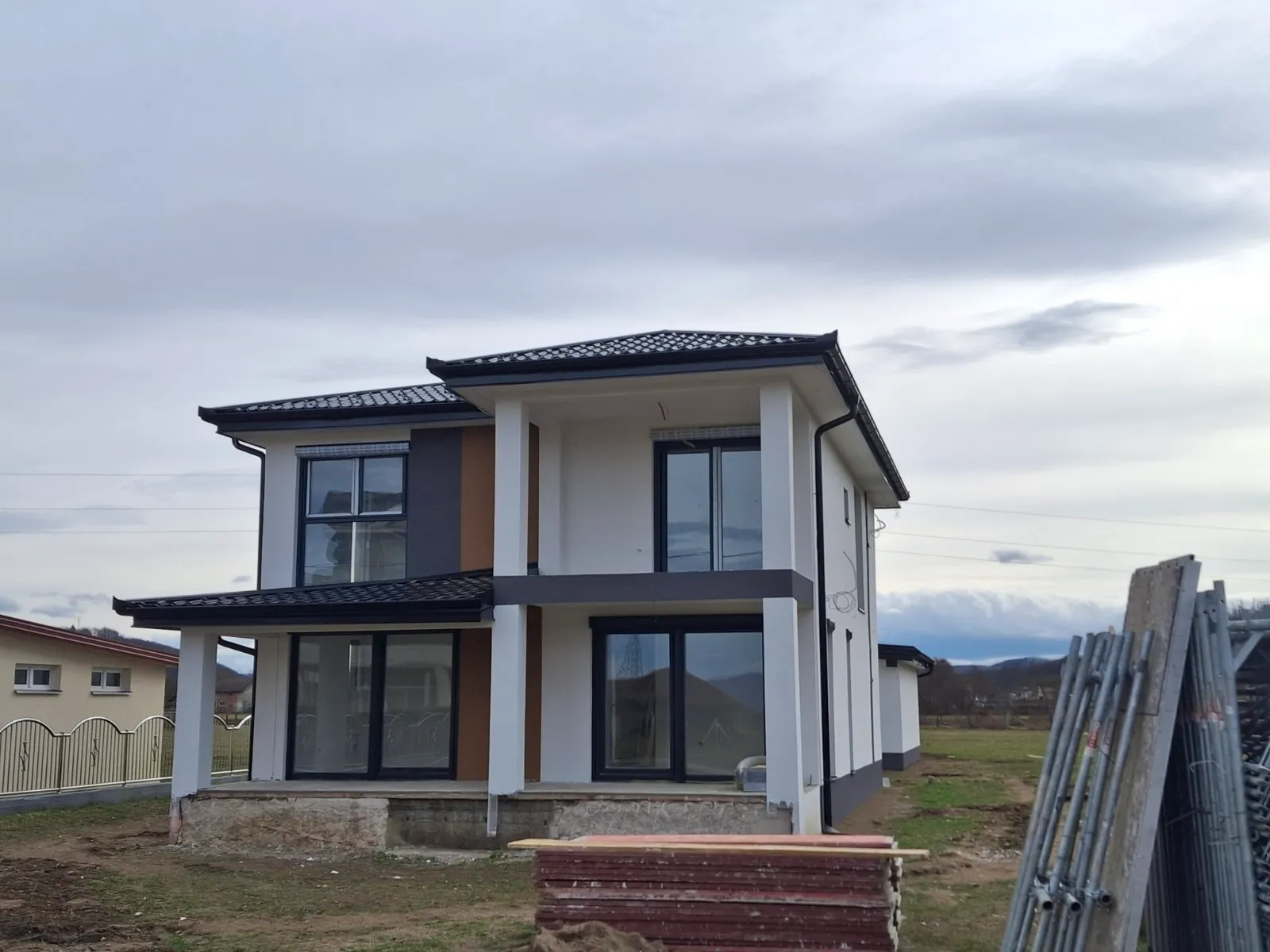 Prednja fasada montažne kuće od 180 m² u Prijedoru sa velikim prozorima na spratu